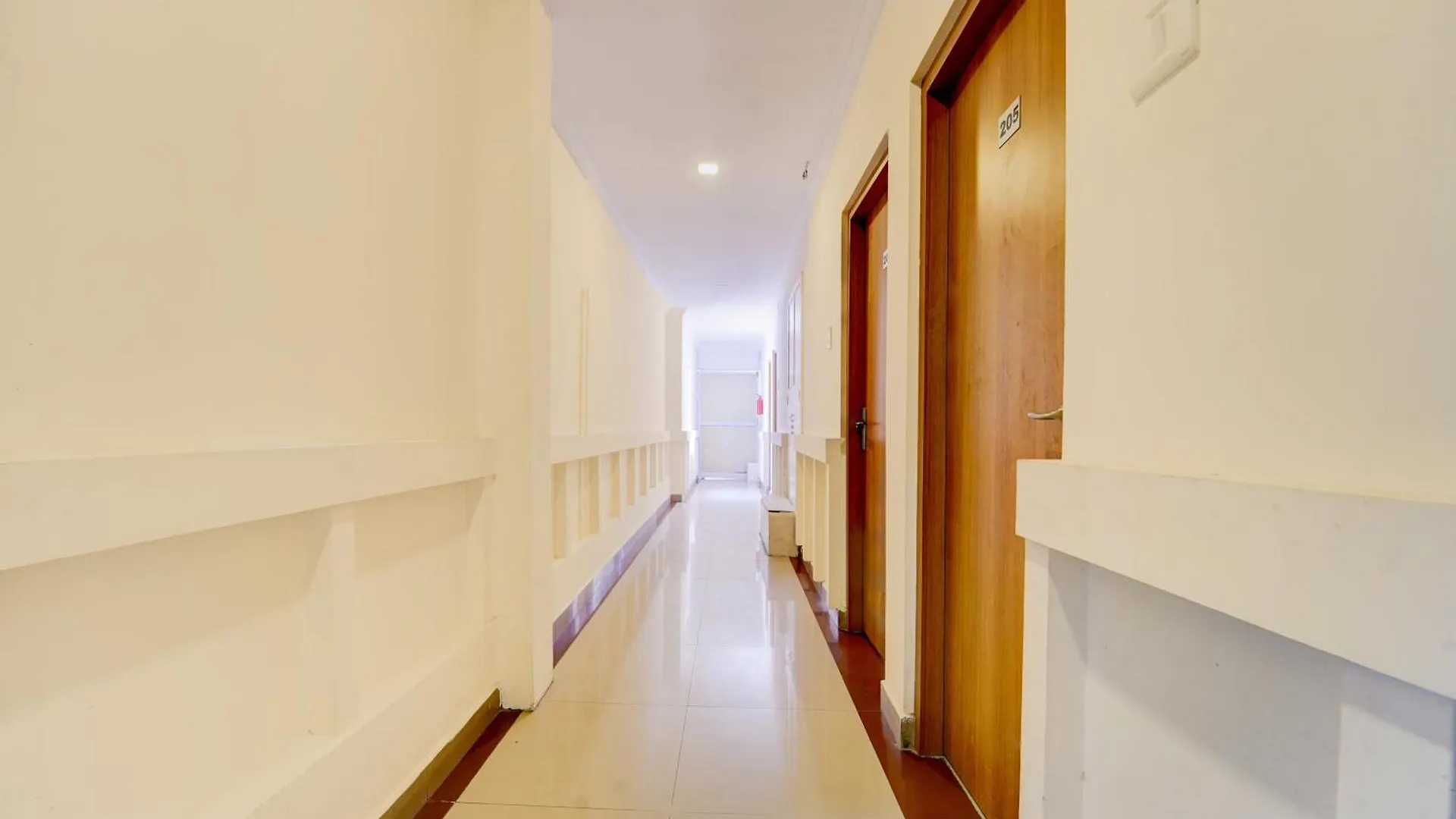 Отель Super Townhouse Deshabhimani Road Kaloor Коччи Индия