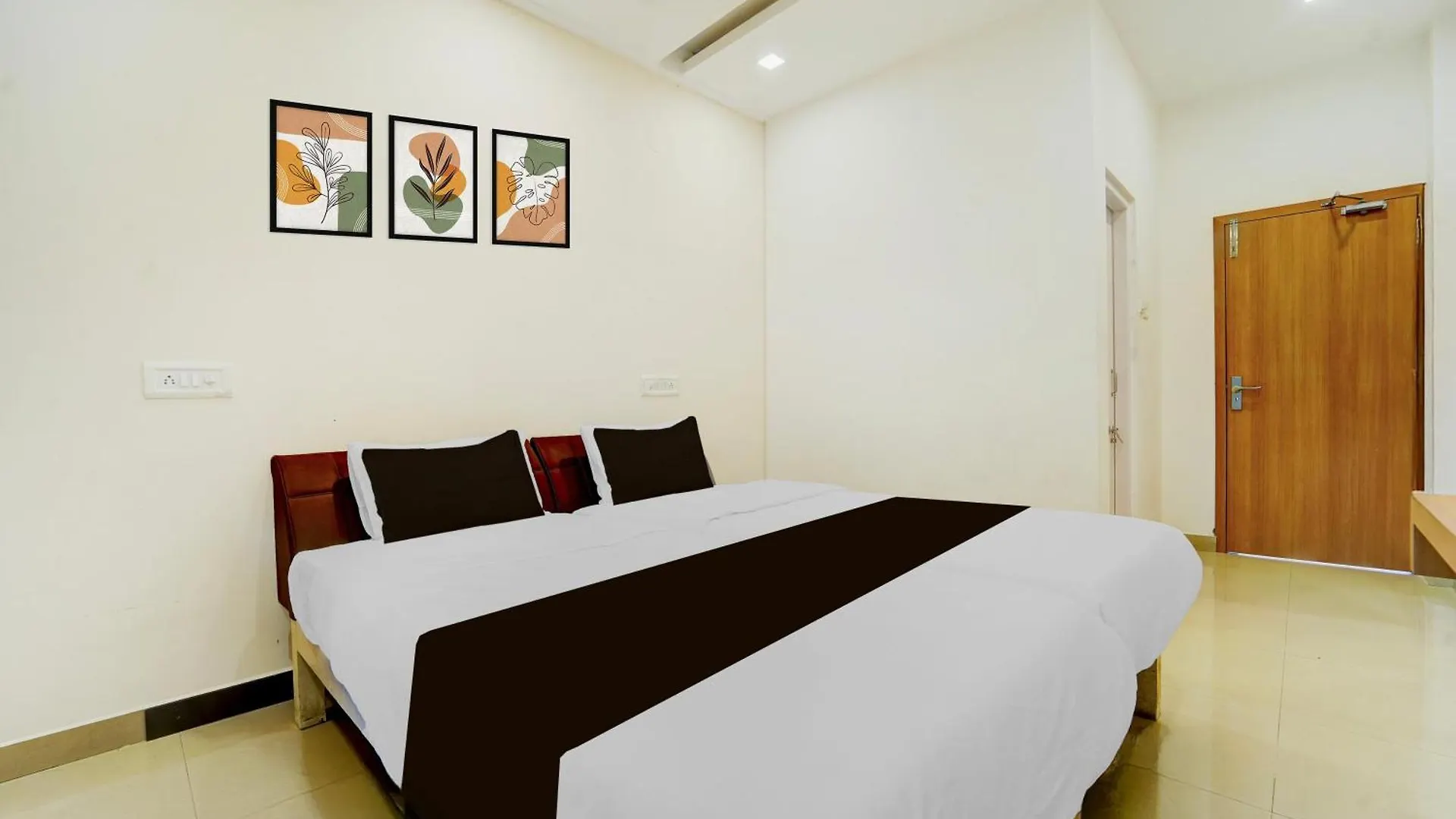 Отель Super Townhouse Deshabhimani Road Kaloor Коччи 0*,